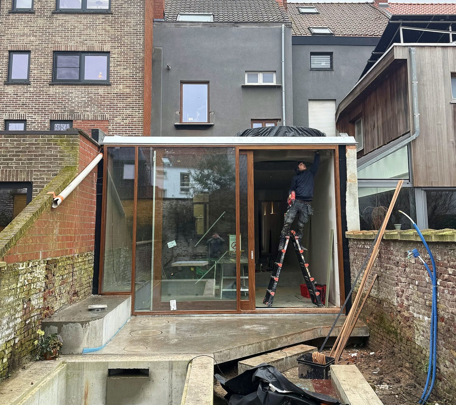 Achterbouw met houten schuiframen