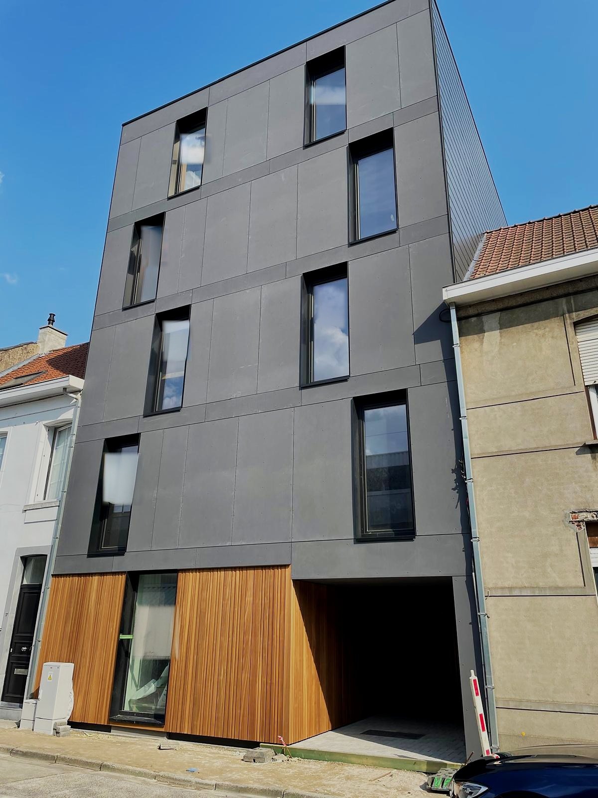 Voorgevel van het appartementsgebouw in CLT