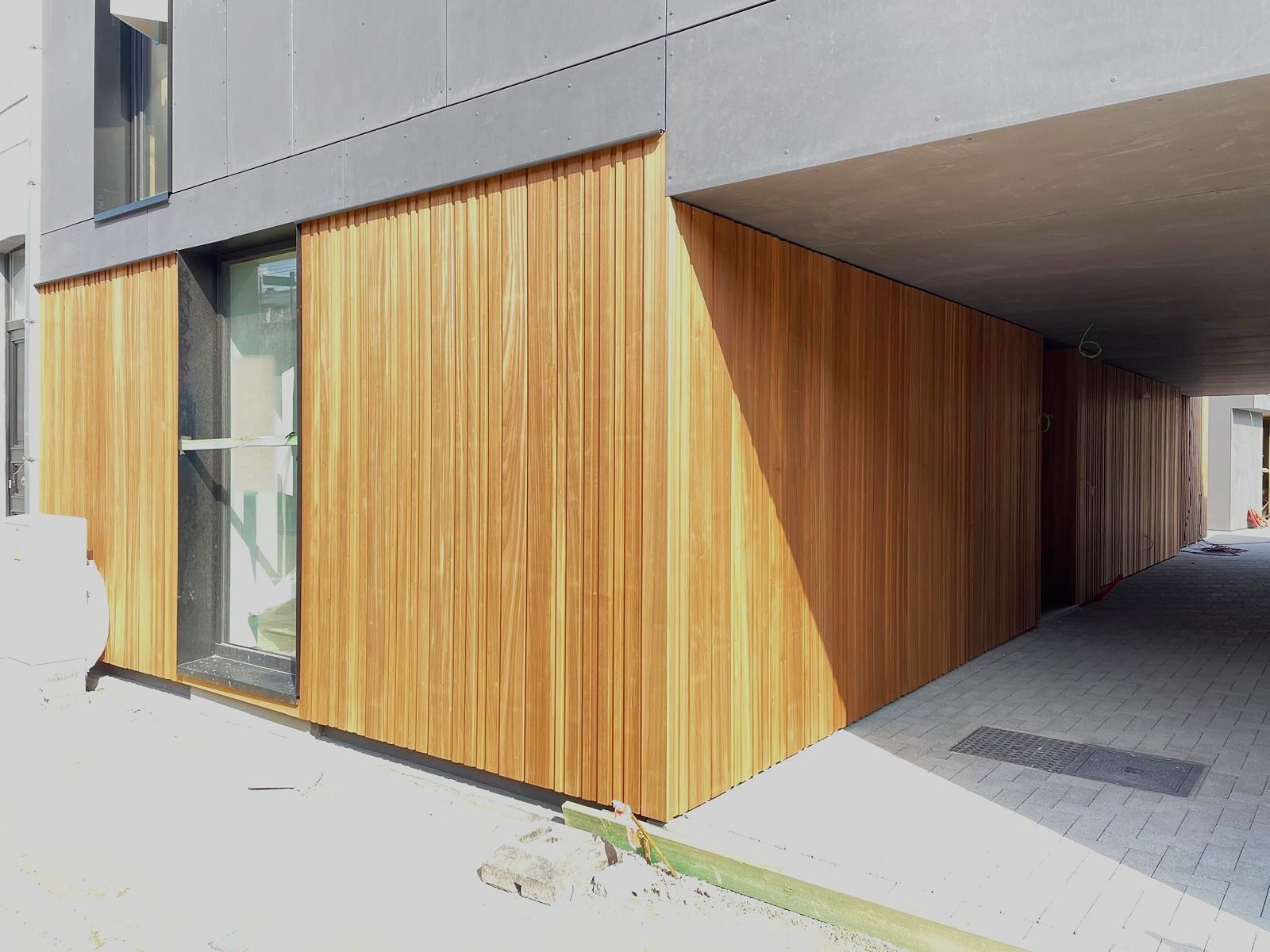 Houten gevelbekleding aan de doorgang
