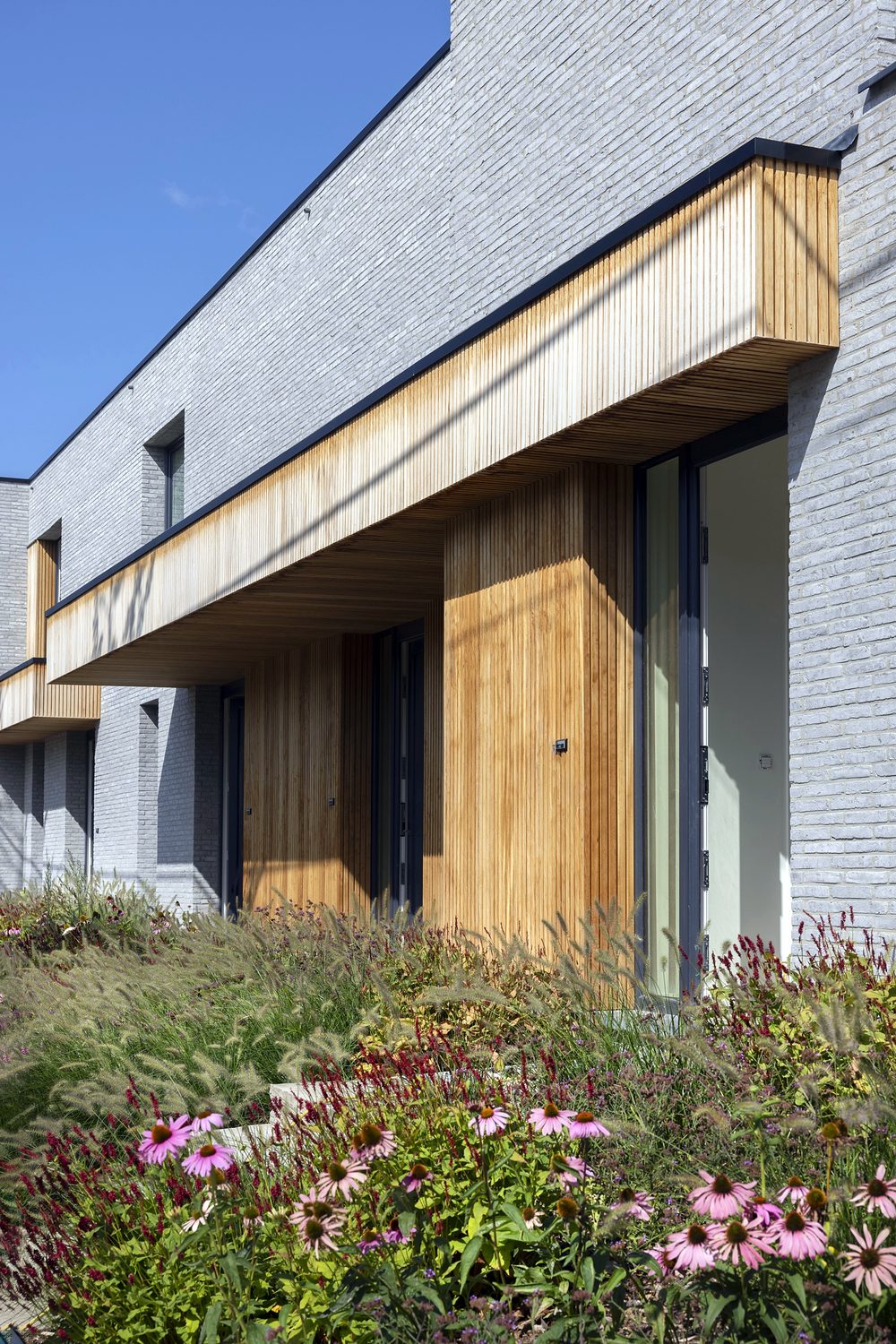 Nieuwbouw met houten luifel
