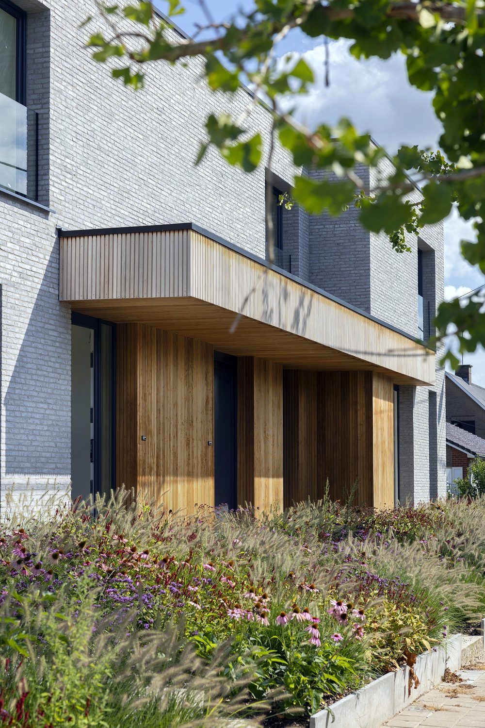 Nieuwbouw met houten luifel