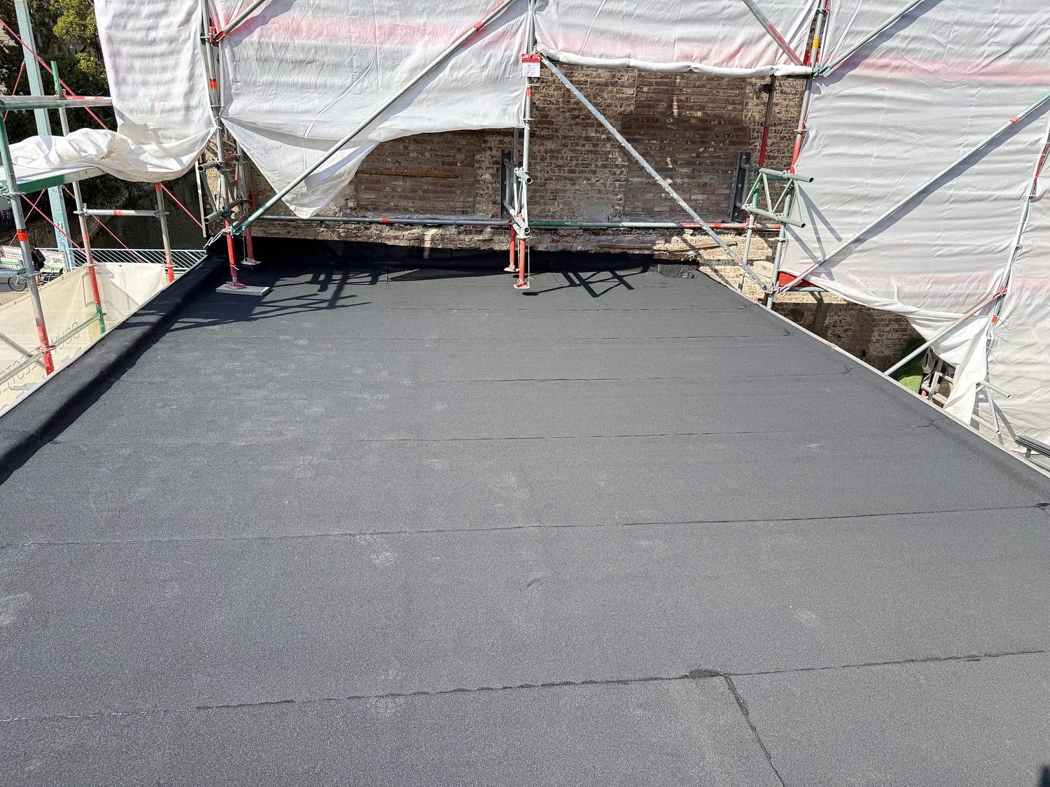 Plat dak in roofing